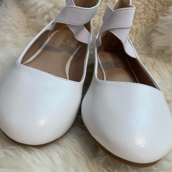 SOLD!! Dream Pairs white ankle strap flats - Picture 5 of 8